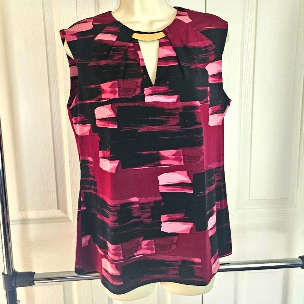 Le Chateau Sleeveless Blouse with Metal & Keyhole Detail, M